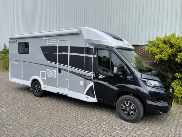 18 – Prachtige 2-persoons automaat camper met heerlijk queensbed