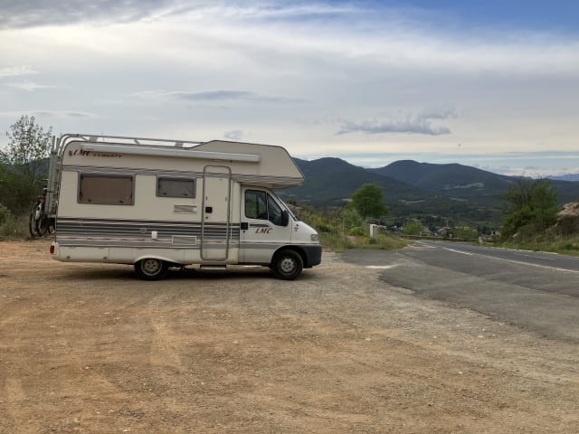 4 slaapplaatsen en 6 zitplaatsen (ook tijdens het rijden) – Leuke Camper van flexibele eigenaren