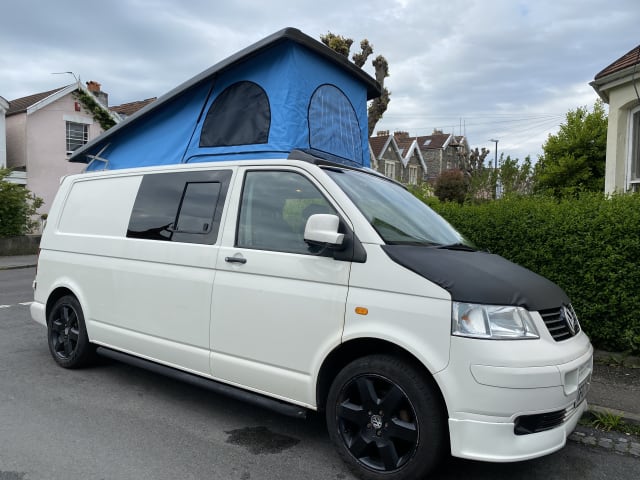 VW T5 'PopTop'  – Volkswagen T5-camper met 4 slaapplaatsen