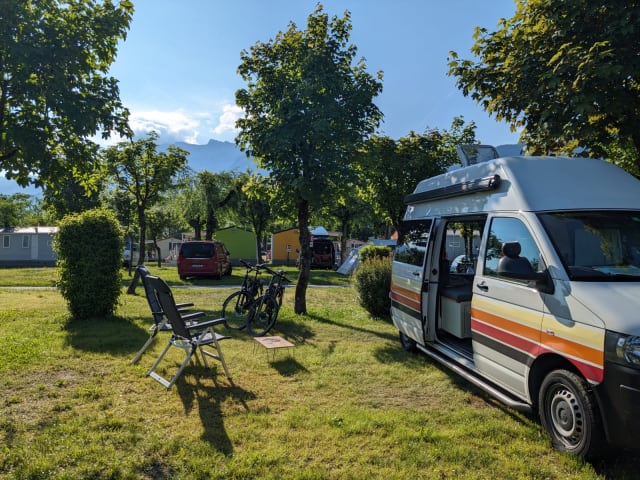 Retro-Volkswagen-Bus mit Fahrradträger und Markise