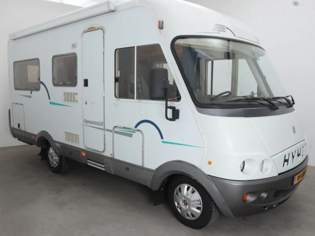 Hymer vast bed – Luxus-Eingang Hymer B574