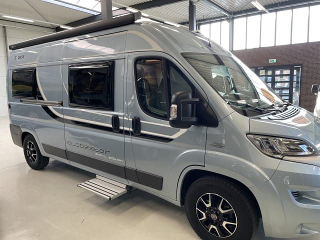 Buscamper Globecar 600L met lengtebedden, voor 2 personen. Hond toegestaan.