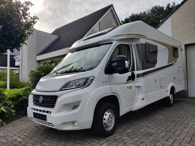 Luxe 2/3 persoons Carado T337 half integraal uit 2015 met enkele bedden