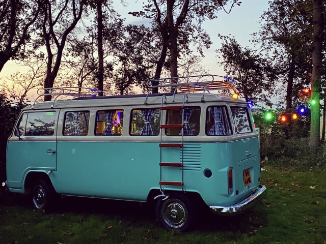 MIJNHEER DE WIT – Classic on the road with a VW van