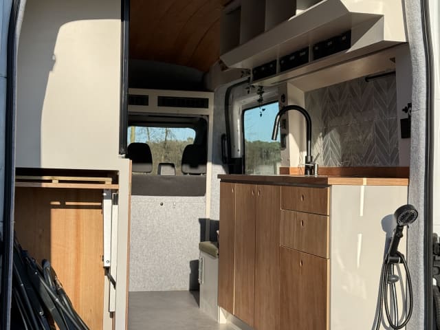 Omgebouwde (2025) offgrid bus