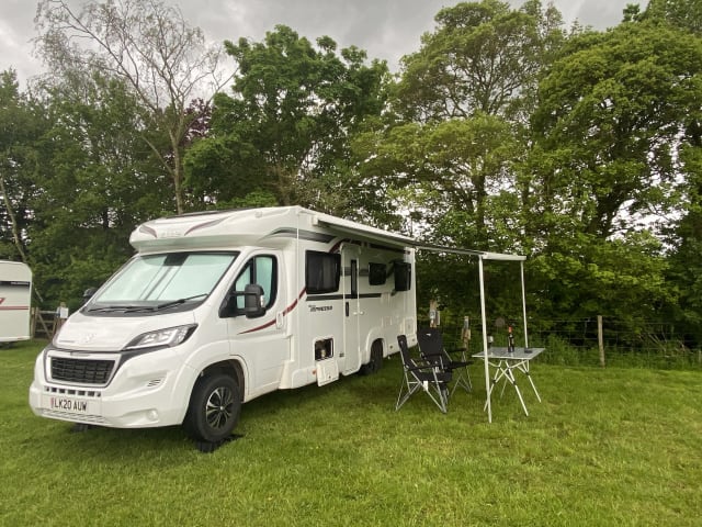 Luxe voor twee, comfort voor 4, knus voor 6; een mooie bijna nieuwe camper,