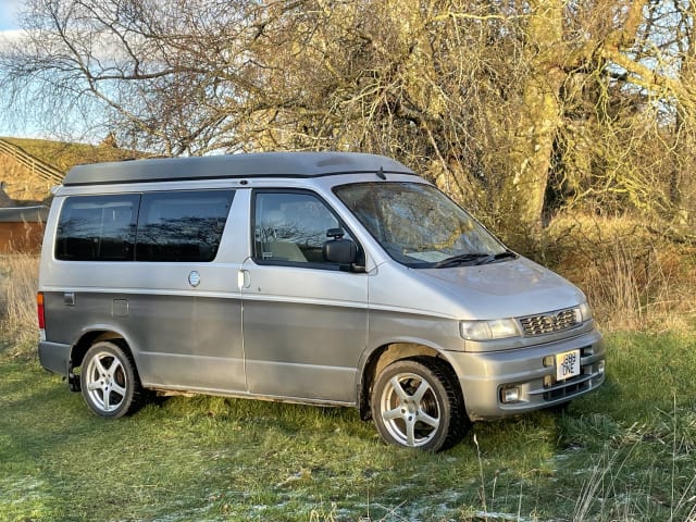 Johnny – Mazda Campervan mit 4 Schlafplätzen und Allradantrieb