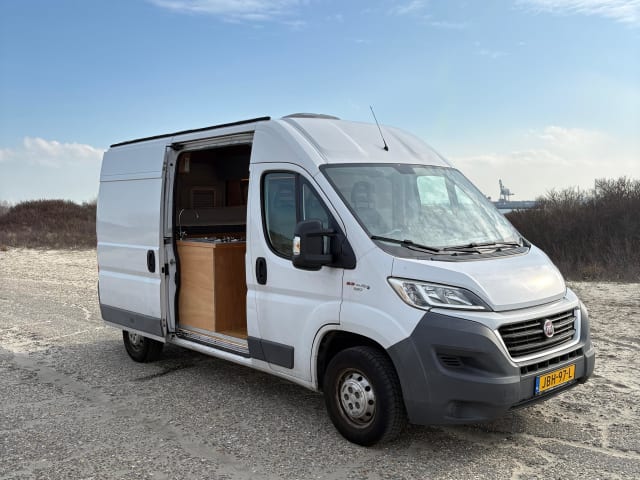 2p Fiat campervan uit 2017