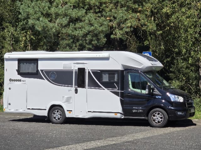 Bennie – Splinternieuwe Cocoon Benimar 463 Camper – Luxe, Comfort en Vrijheid!