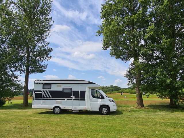 Dolly – Camping-car de luxe avec beaucoup d'espace de rangement.