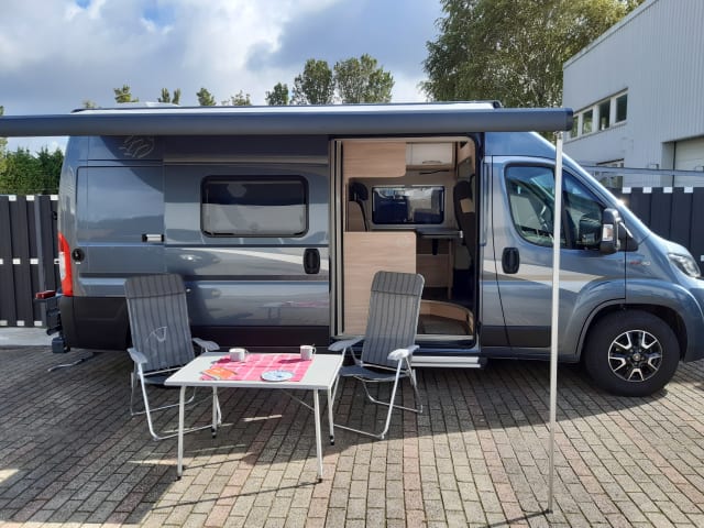 For rent neat young luxury 2 person bus camper diesel automatic