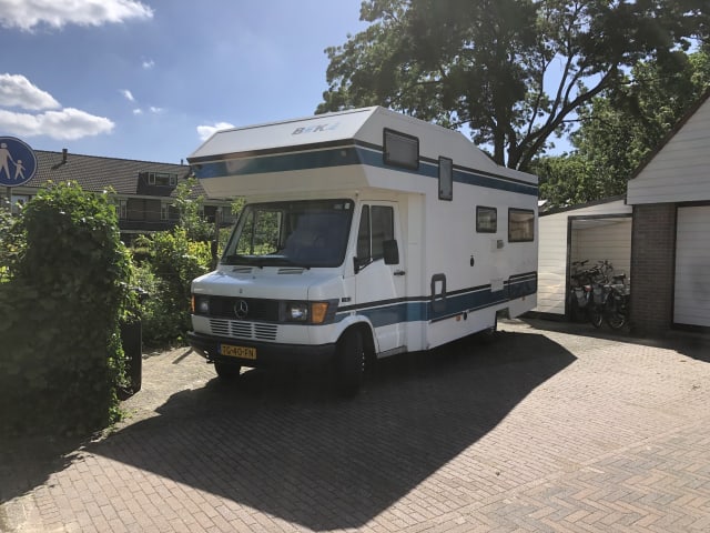 Dolly – Luxus Retro '87 Mercedes auf LPG/Benzin