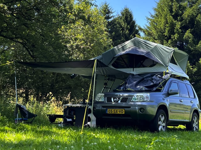 Adventurous 4x4 with roof tent (2P)