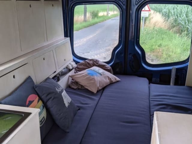 Blue – Sprinter with lifting bed and terrace