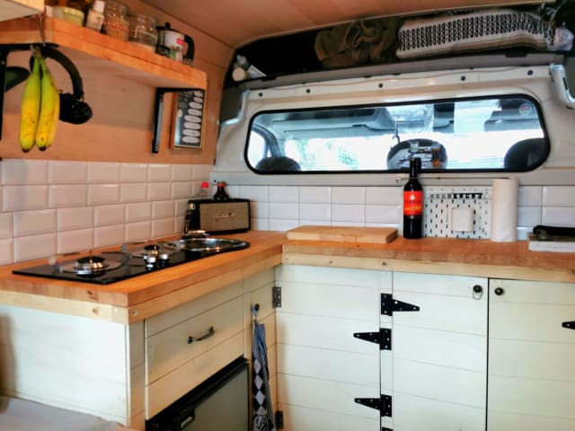 Dobby – 2p Prachtige Bohemian Sfeervolle Renault Camper uit 2007