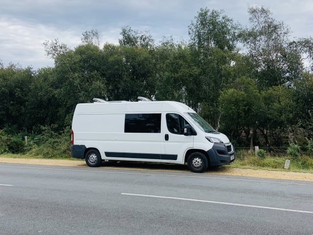 Lola – Scandi-Style 3-Berth Campervan – Solar, Kitchen & Comfort