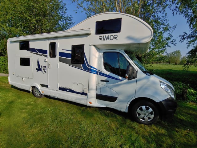 spacious 6 person family camper