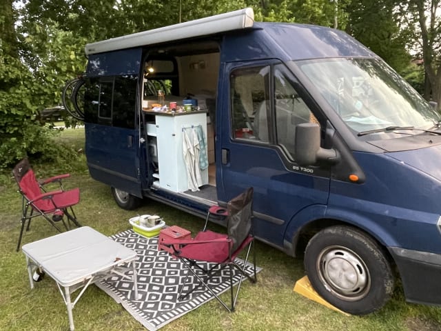 De blauwe bus – Ford Transit Wohnmobil aus dem Jahr 2005