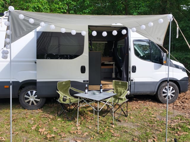 Luxuriöser, autarker Campervan mit Automatikgetriebe.