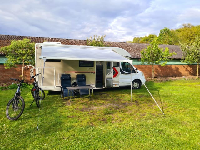 Camper vrijheid op top niveau – Heerlijke 4 persoons Challenger half integraal camper uit 2019