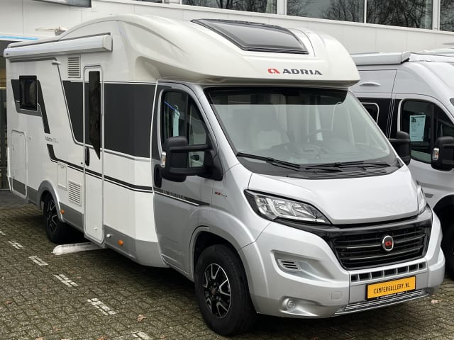 4p Adria Matrix 640 DC (limited edition) met queensbed uit 2020