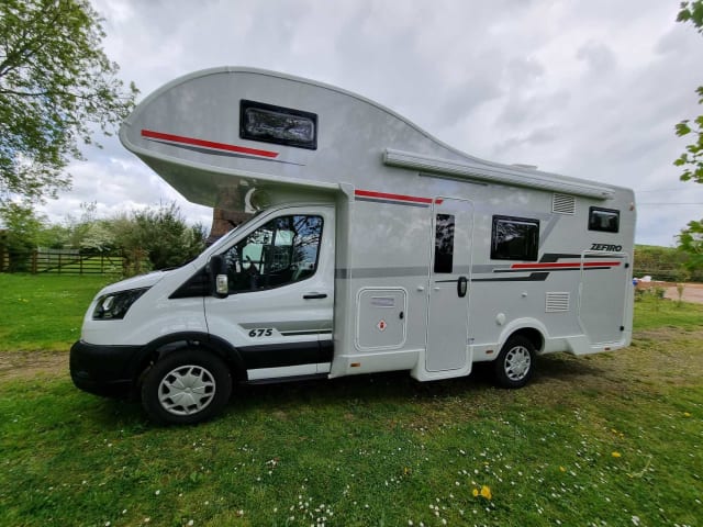 Ronnie – 2022 Ford Roller Team 675 - 6 persoons camper met garage