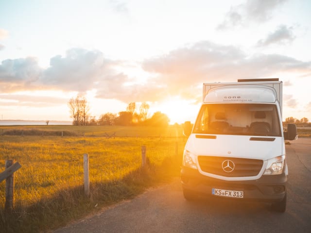 Jeff Benzos – Self-sufficient adventure Mercedes Sprinter for winter and summer