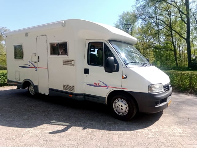 Nette goed onderhouden compleet ingerichte 2p camper met airco, KM vrij