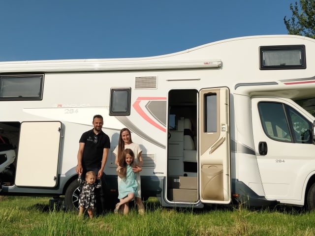 Roller Team Granduca 284 M – luxury alcove mobile home (Automatic!)