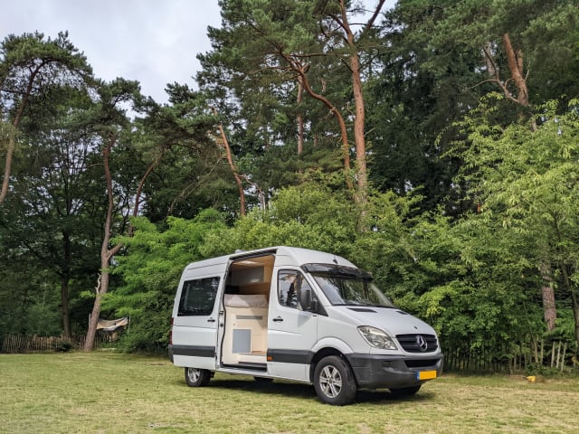 Sfeervolle en goed geïsoleerde Mercedes-Benz camperbus