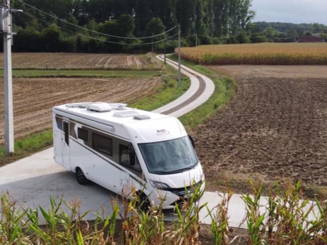 Camping-car familial luxueux avec une grande sensation d'espace et un grand confort de voyage