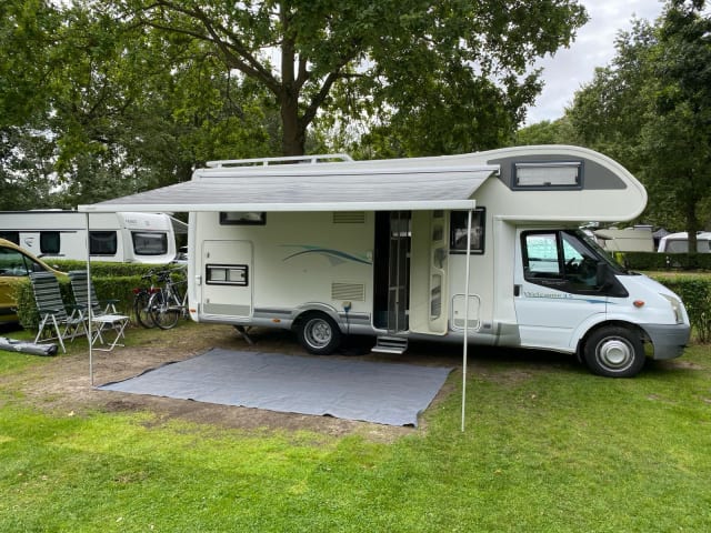 Campie  – Wonderfully spacious 6p camper with XXL garage 