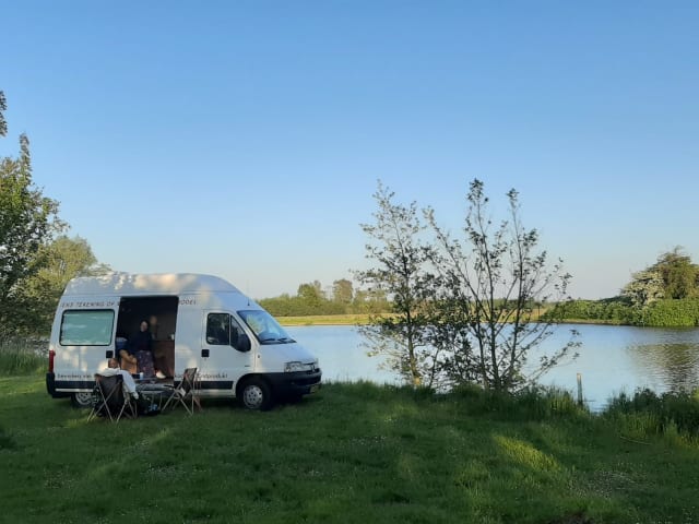 Hippiebus – Handgefertigter wirklich schöner Hippievan mit Sonnenkollektoren