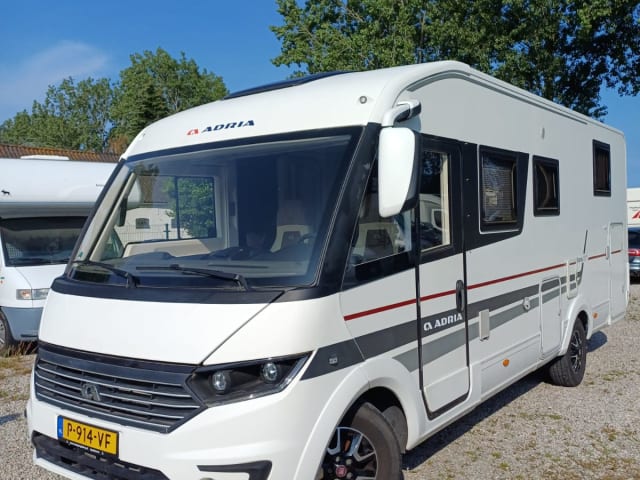 Aki – 4p Adria Mobil integrated uit 2017