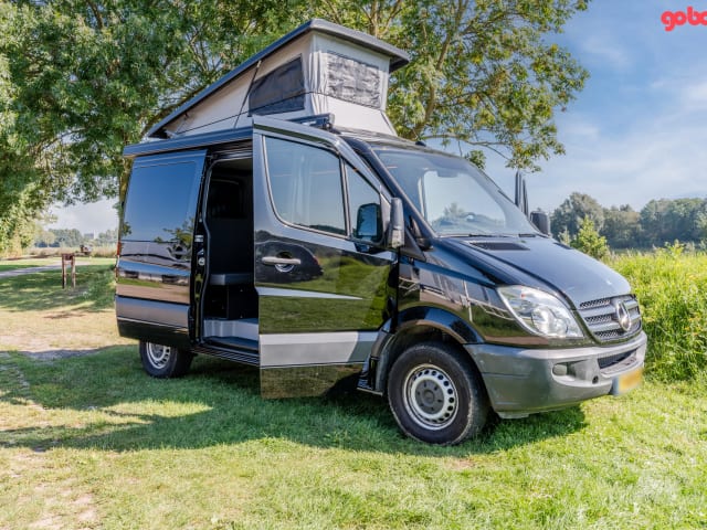 Mooie buscamper – 7p Mercedes-Benz campervan uit 2013