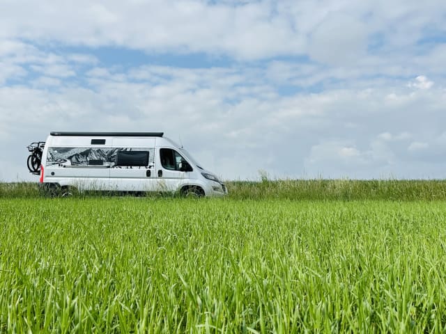 Jackie's hut – Mooie Peugot Camperbus, 150Pk