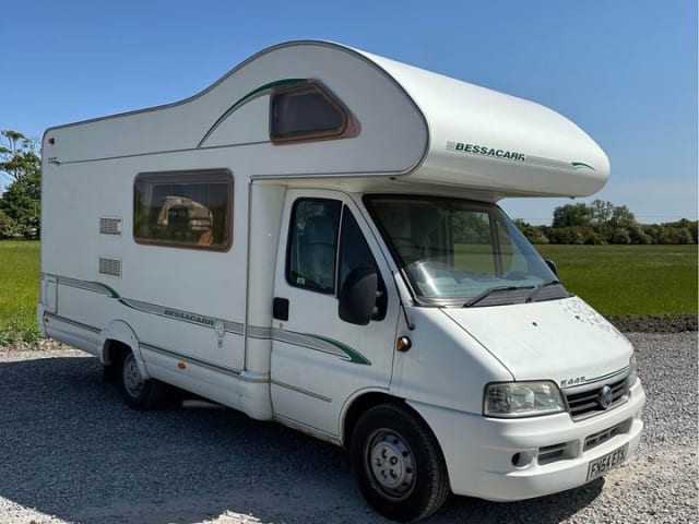 Bessie  – Avonturen met Bessie - een comfortabele, goed uitgeruste camper met 4 slaapplaatsen