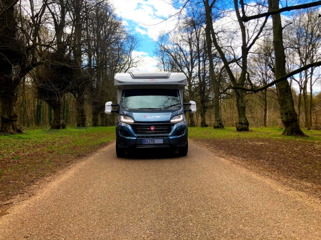 Flo – 2020 Roller Team T-Line 743 - Premium 4 Schlafplätze - Festes Heckbett