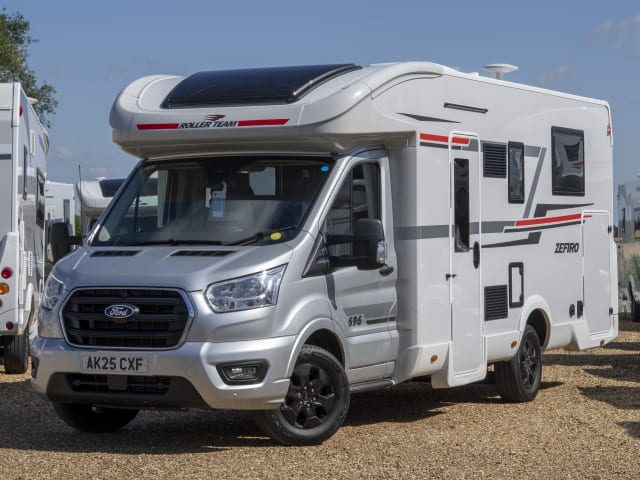 AK25 CXF – Zefiro 696 | Island Bed ideal for couples 