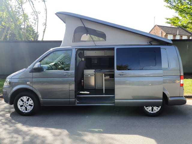 VW T5 LWB – Camper Pop Top con Cambio Automatico (2 adulti 2 bambini)