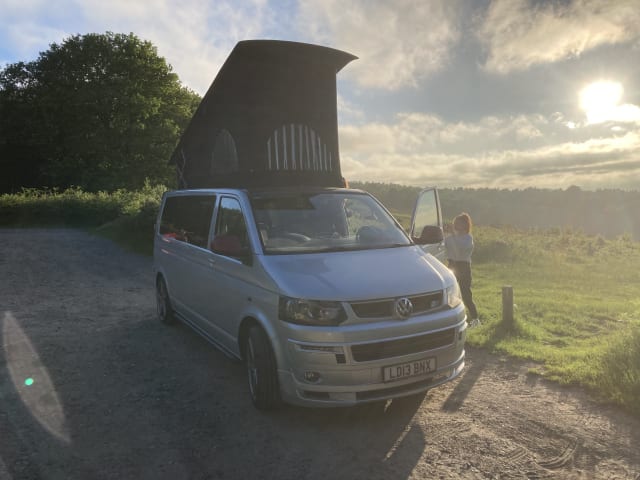 Van de maison  – VW T5 6 zitplaatsen 4 slaapplaatsen plus 2 in luifel