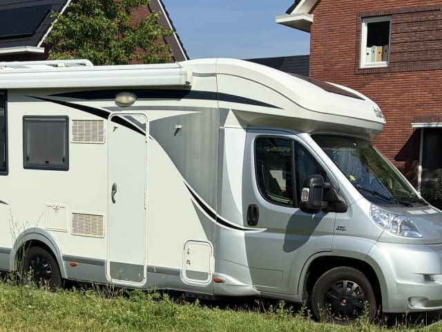 Nice fully equipped camper for 4 people 