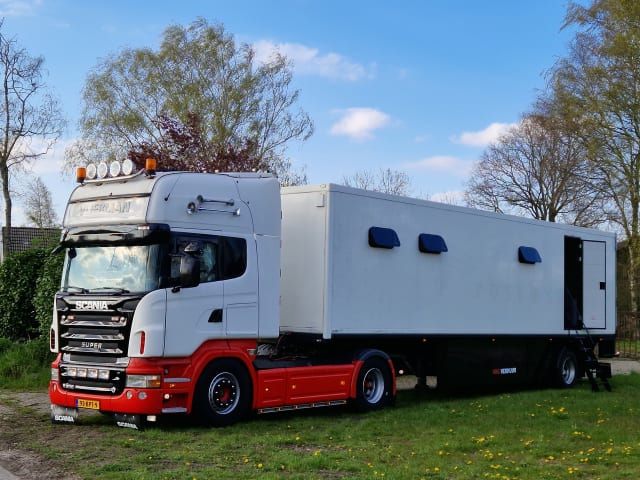 9 persoons trailer/camper  – Camping-car très spacieux pour 8 à 9 personnes. 