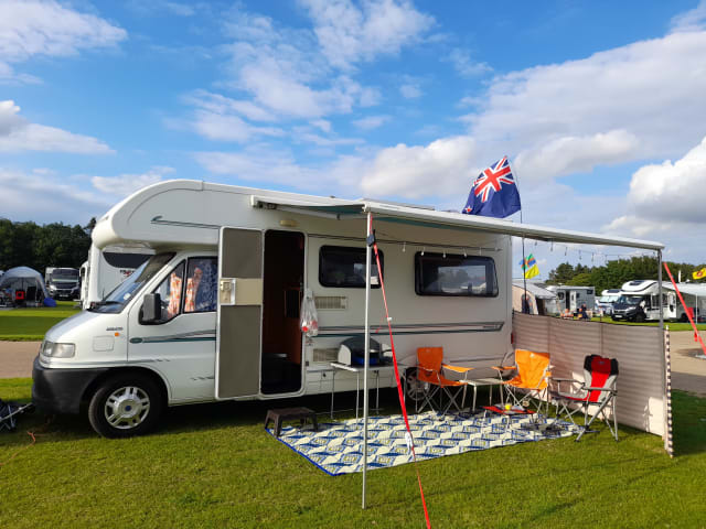 'Besse' – 'Besse' - Een ruime U-vormige loungecamper met 2/3 slaapplaatsen