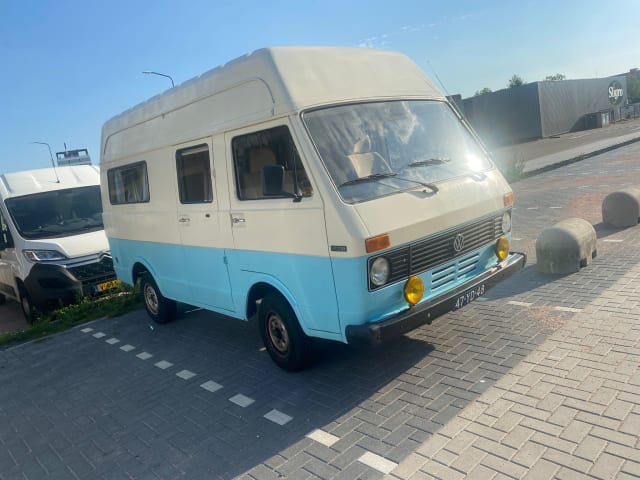 2p Volkswagen campervan uit 1977