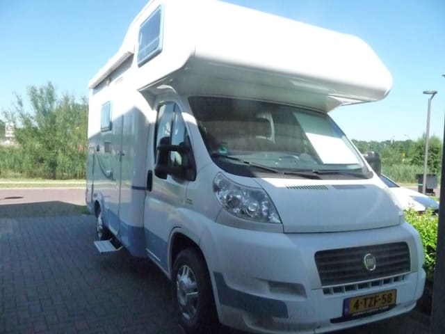 Mooie compacte camper voor 4 personen.