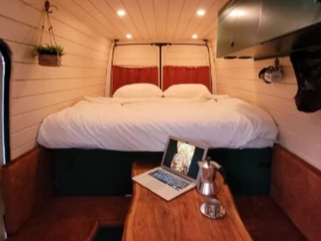 Barry – 2p Volkswagen campervan from 2006