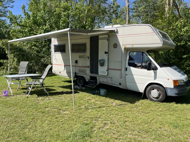 de Hut  – Gezellige gezinscamper met Alkoof (merk Ford)