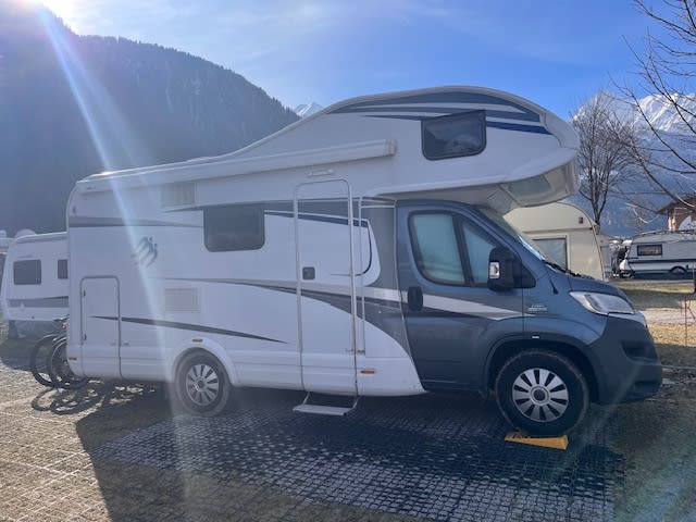 Knaus Sky traveller  600DKG Alcove Camper BJ 2015