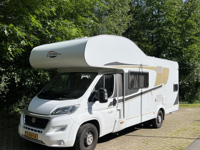 Fred – 6-persoons camper Fiat Carado uit 2016 met stapelbed en alkoof